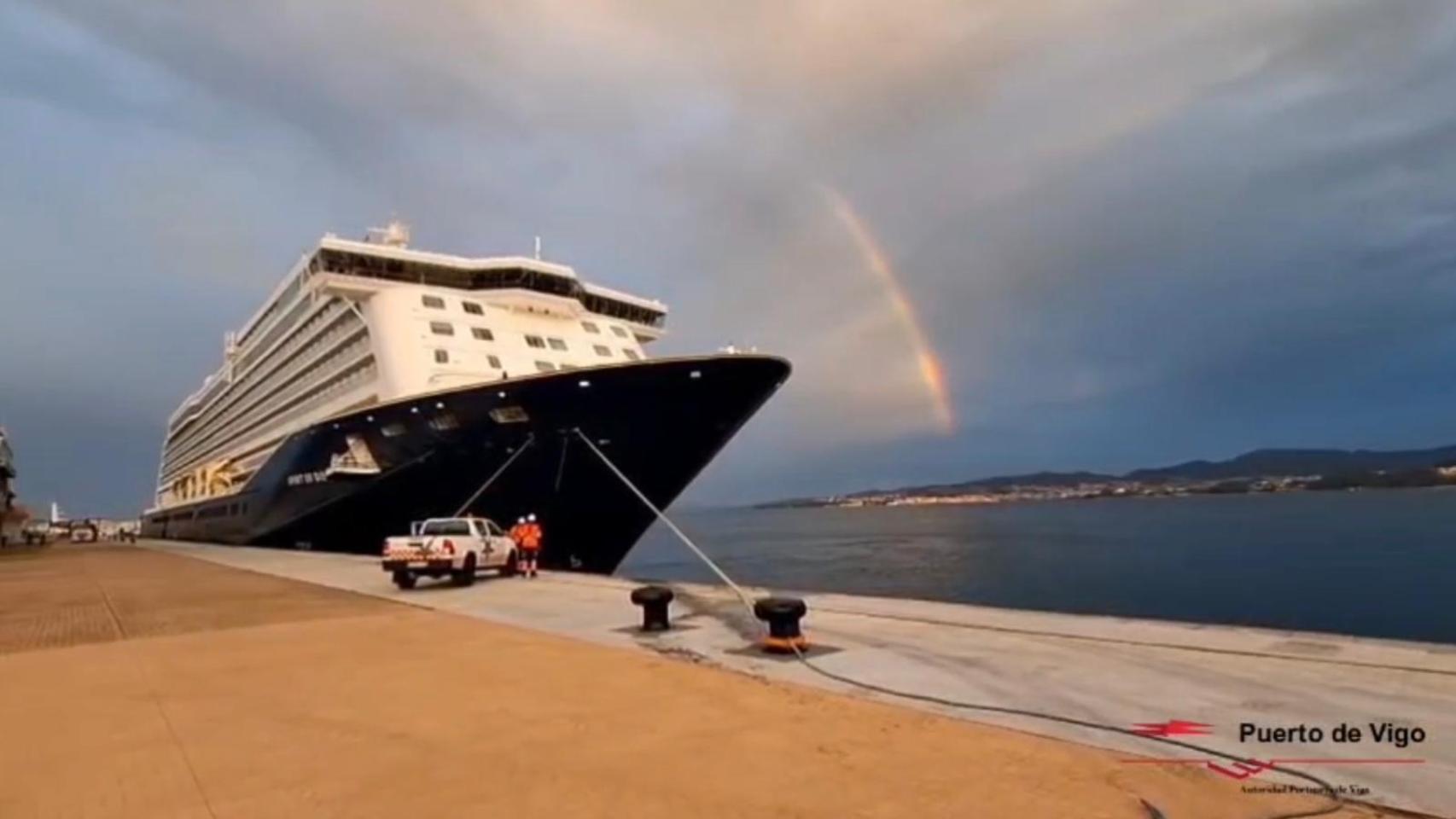 Spirit of Discovery, atracado en Vigo bajo un arco iris