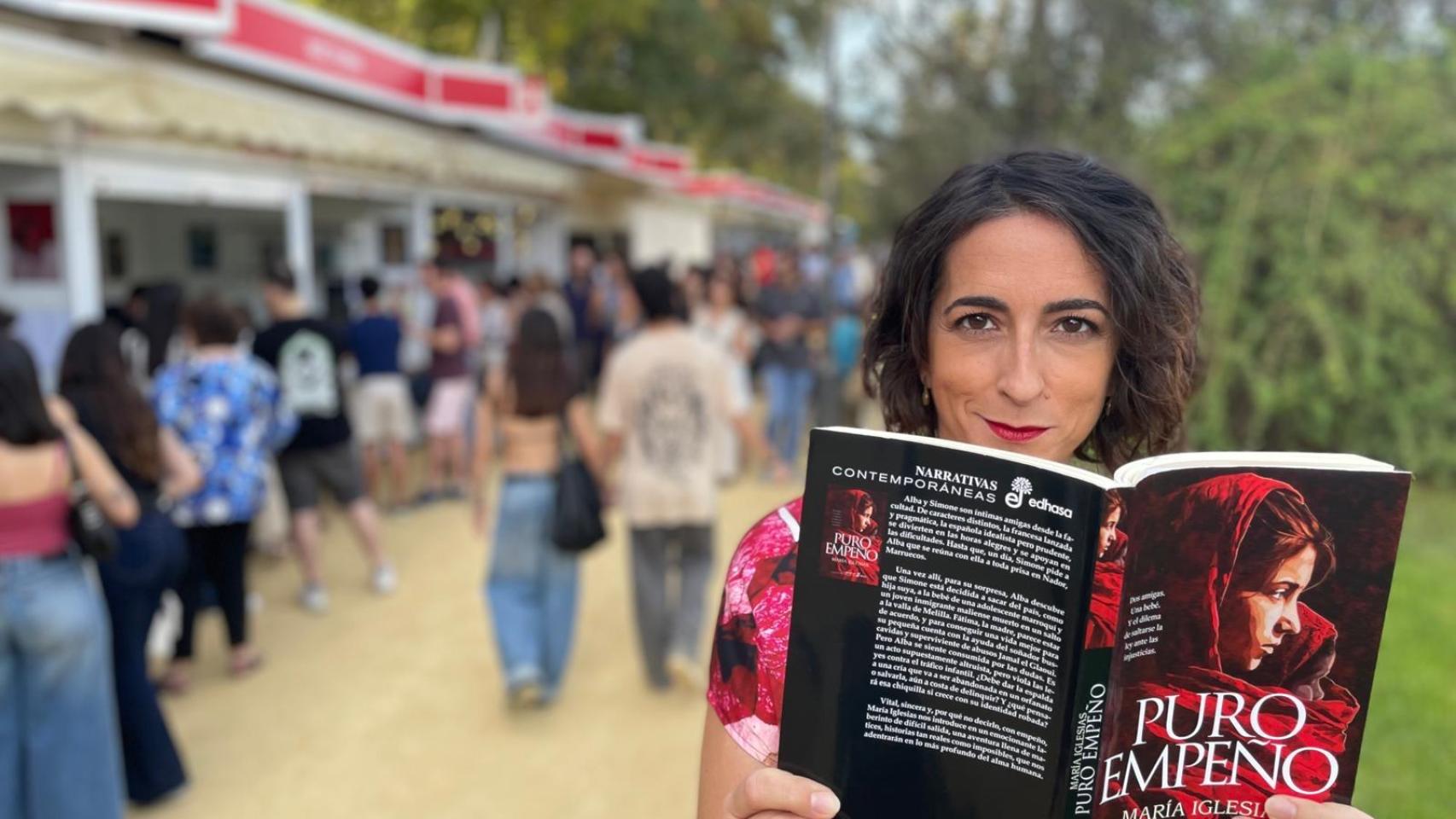 La periodista y escritora María Iglesias junto a su libro Puro empeño.