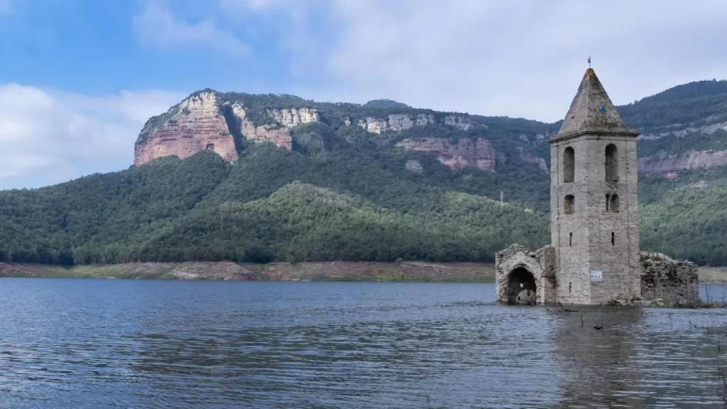Iglesia del Pantano de Sau parcialmente cubierta, el 14 de junio de 2024.