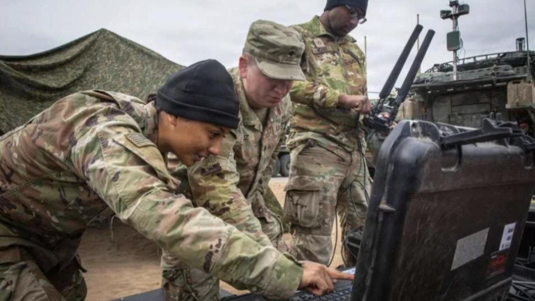 Tropas de EEUU y Reino Unido prueban en Lituania sistemas antidrones, vehículos no tripulados y herramientas de mando con IA en operaciones de primera línea de la OTAN.