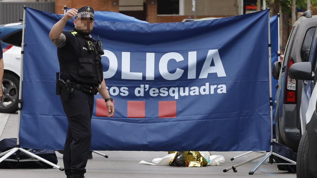 Los Mossos d'Esquadra perimetran el cuerpo sin vida de la mujer de 42 años que falleció a causa de varias puñaladas por parte de un varón.