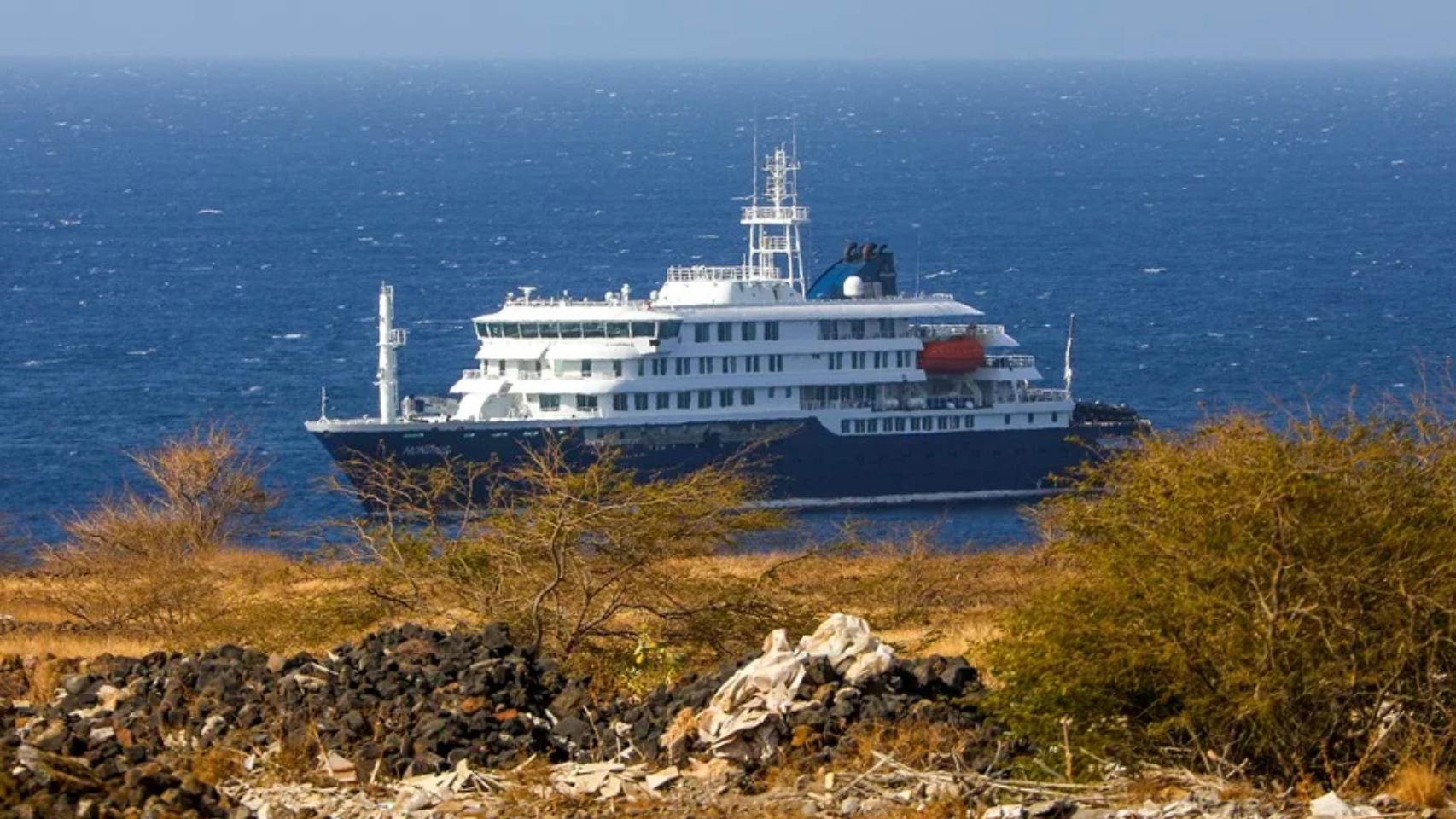 El barco MV Hondius, este lunes en la costa de la isla de Santiago, en Cabo Verde