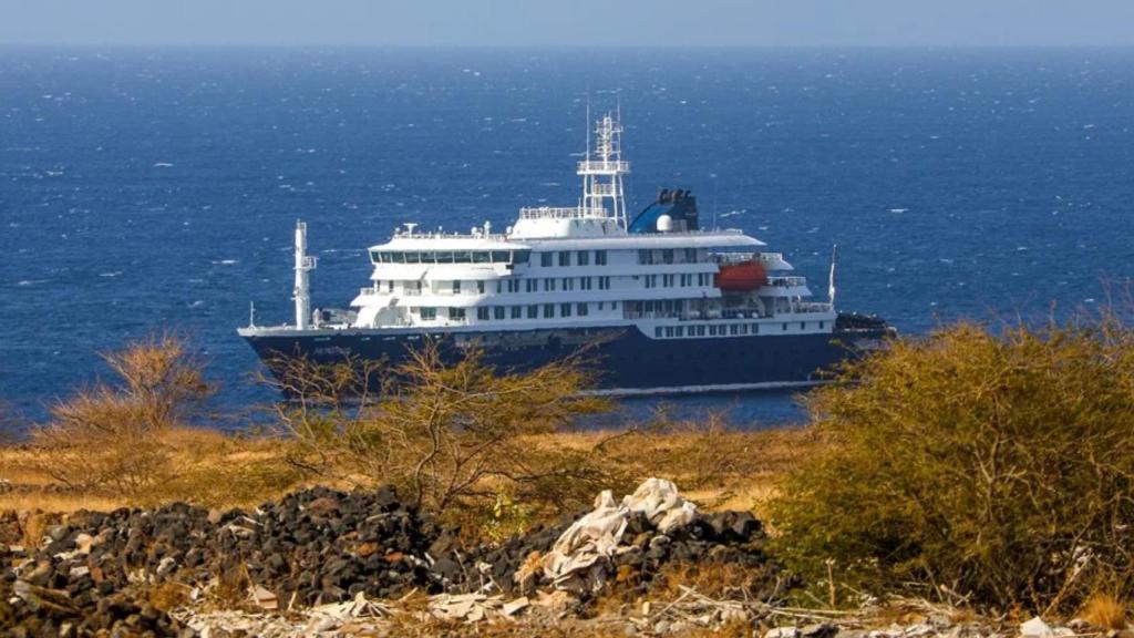 El barco MV Hondius, este lunes en la costa de la isla de Santiago, en Cabo Verde.