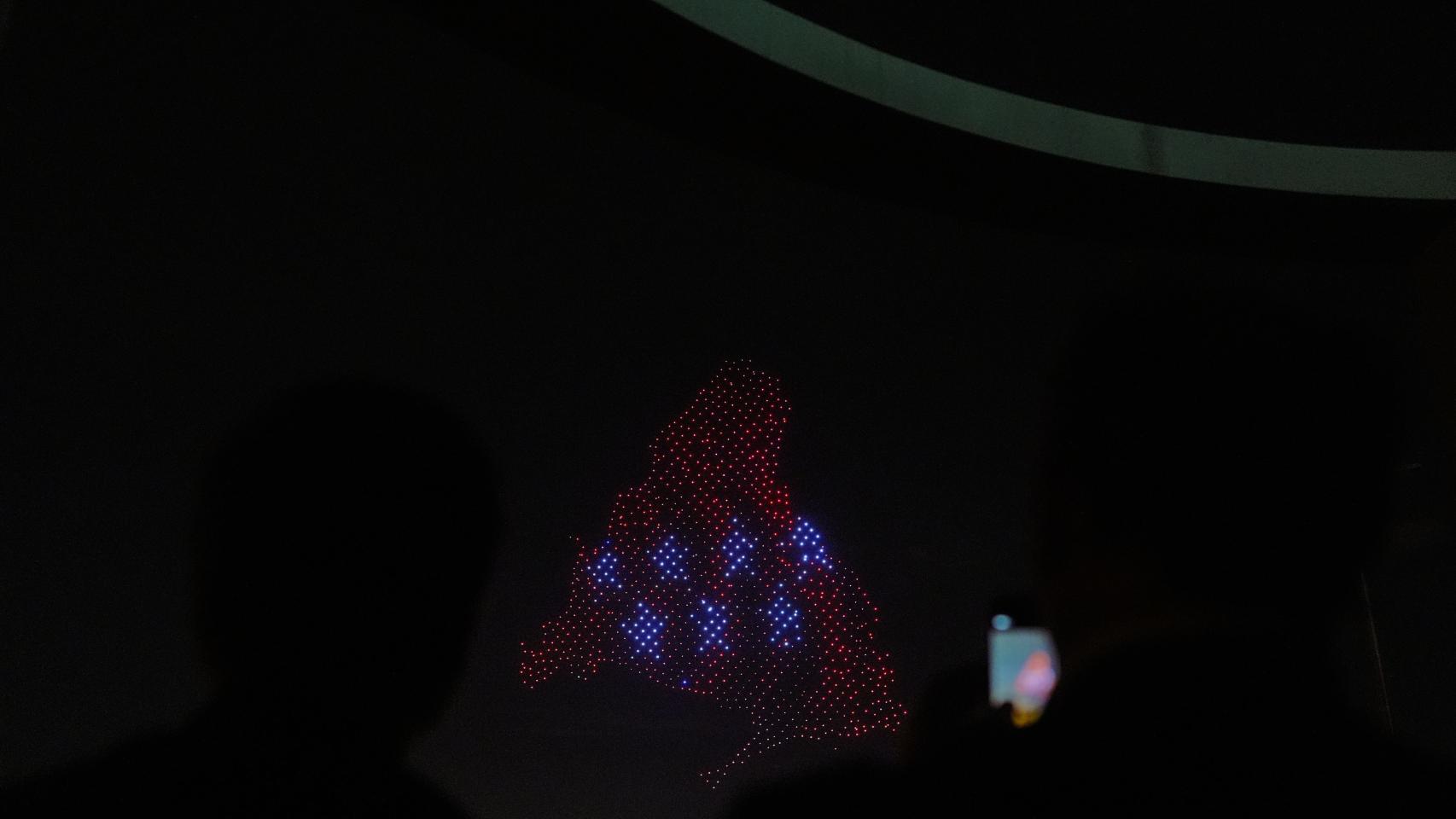 Drones iluminan el cielo de Madrid para conmemorar el Dos de Mayo