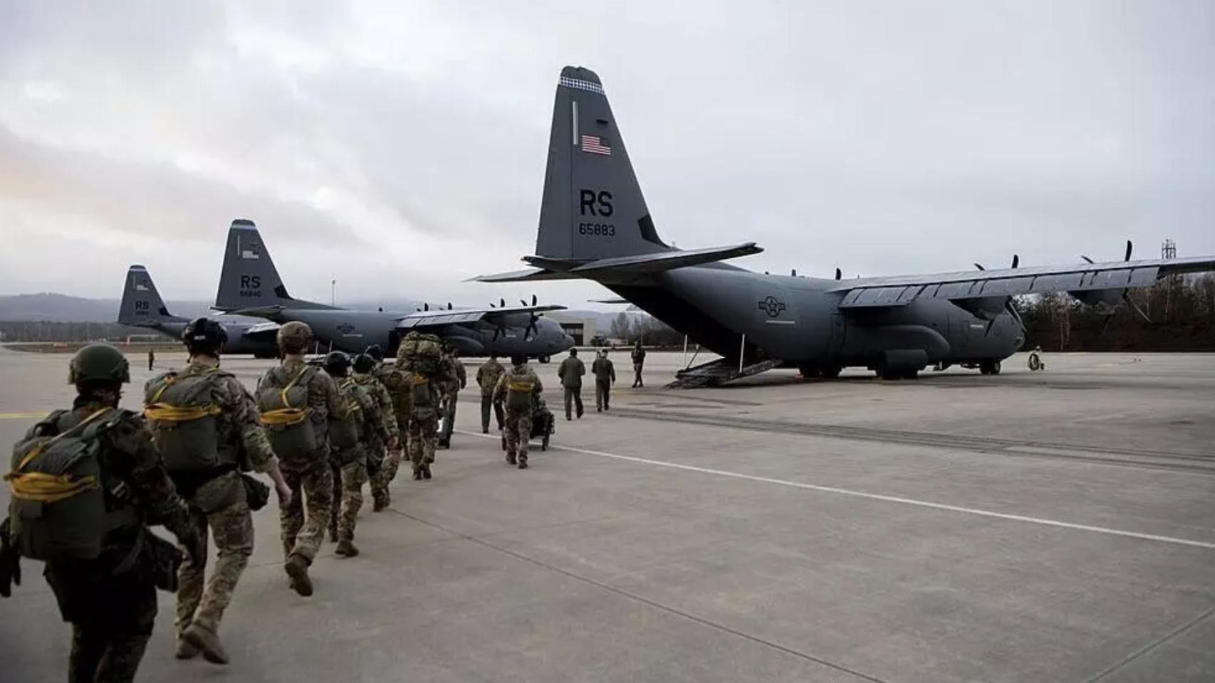 Militares de la Fuerza Aérea de los Estados Unidos en la base aérea de Ramstein, en Alemania, una de las mayores bases militares norteamericanas en Europa.