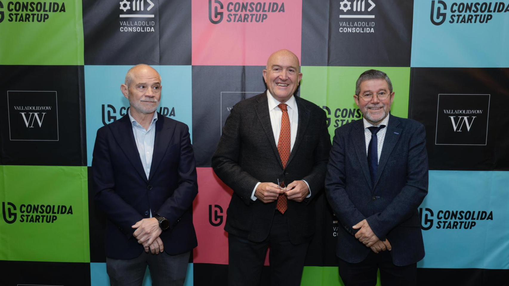 De izquierda a derecha: Víctor Caramanzana, presidente de la Cámara de Comercio, Jesús Julio Carnero, alcalde de Valladolid y Carlos Magdaleno, presidente de CEOE Valladolid. 