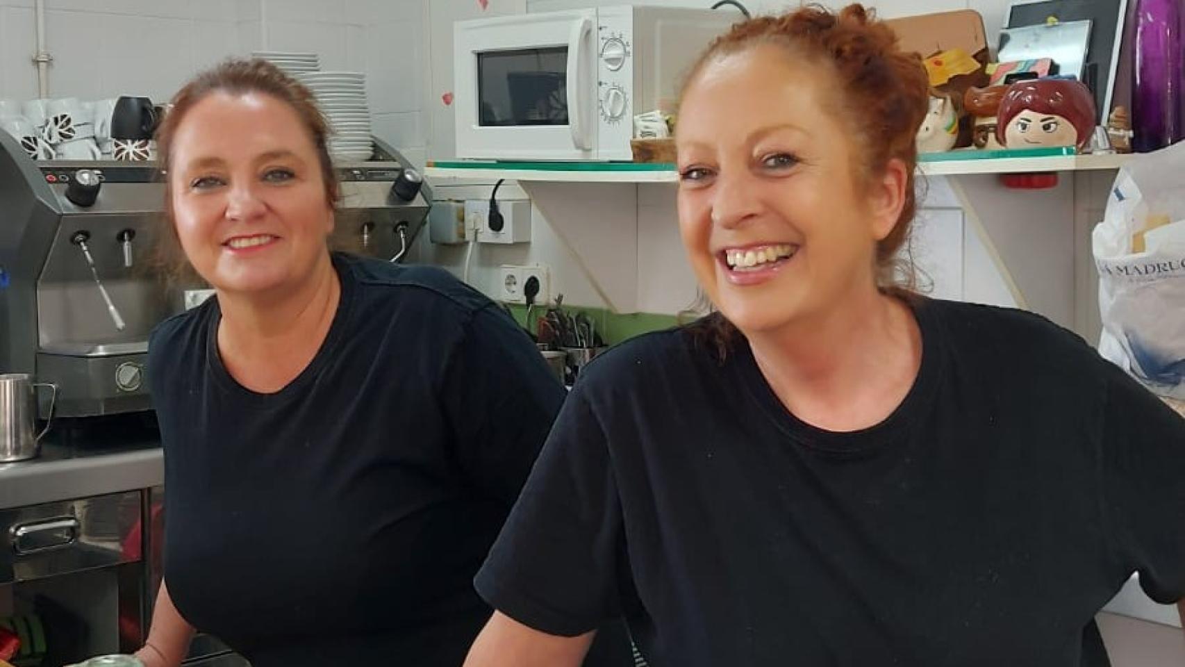 Elisa, sonriente, en primer plano, detrás de la barra de la cantina del IES Beniaján, junto a su empleada y amiga María José. 