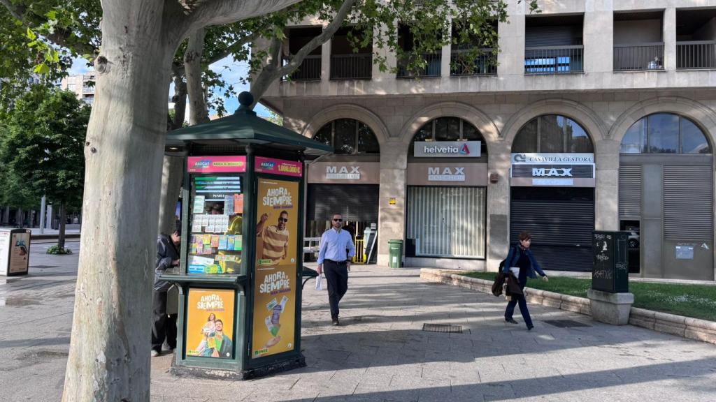 Vacían el local de Max Colchón en Zaragoza.