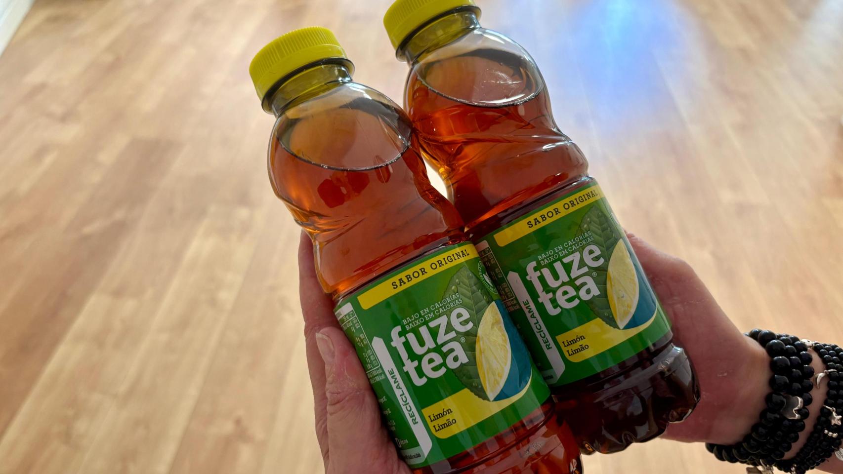 Dos botellas de Fuze tea