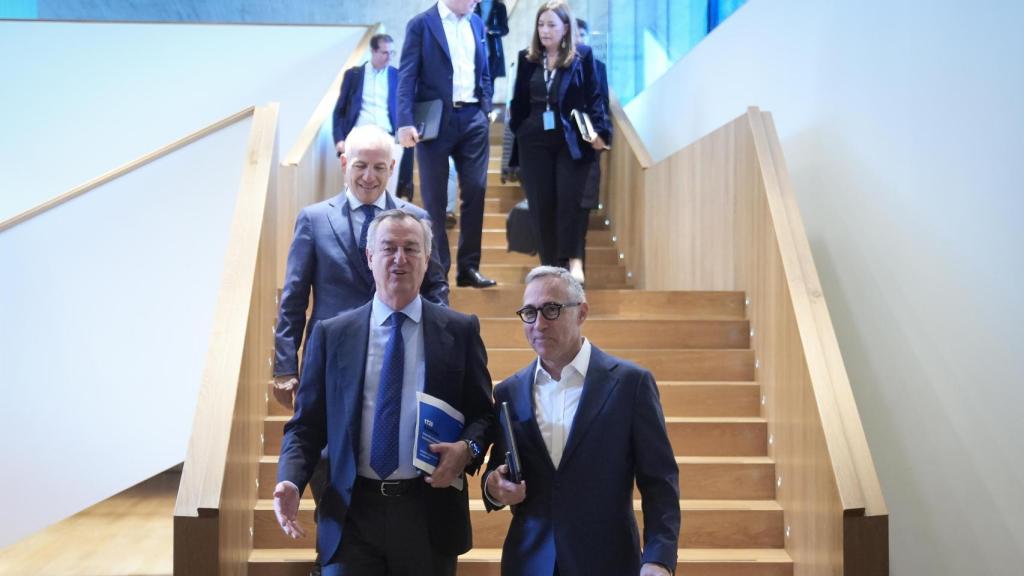 César González-Bueno y Marc Armengol llegan junto al resto de directivos de Banco Sabadell a la presentación de resultados del primer trimestre de 2026.