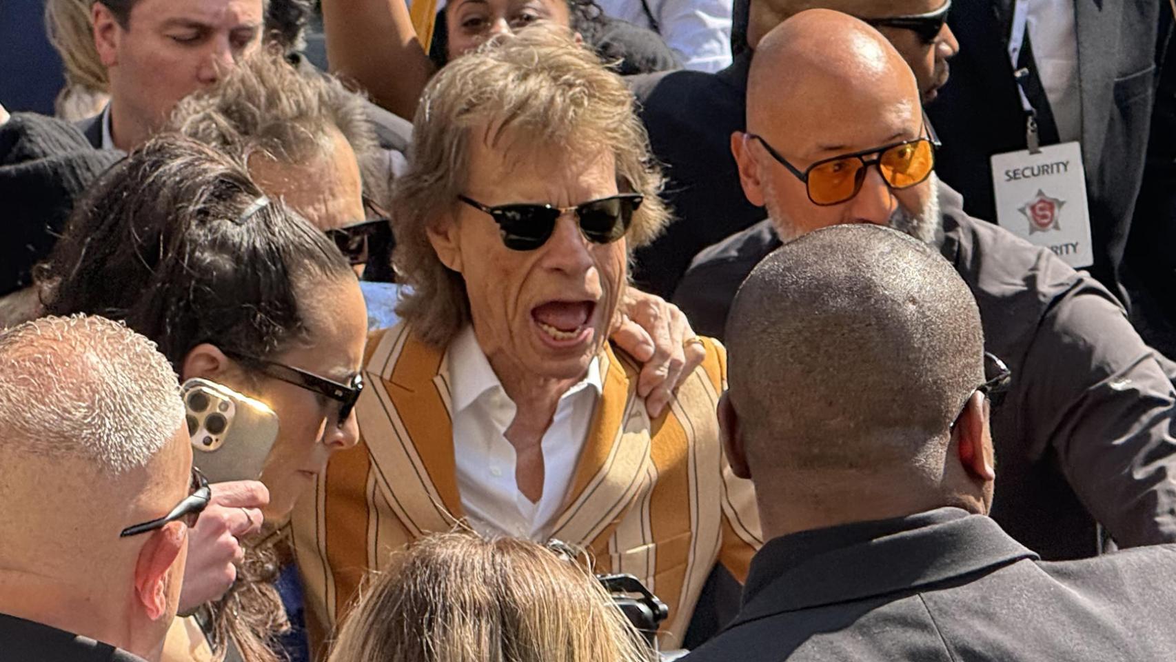 El vocalista de la mítica banda de rock inglesa The Rolling Stones, Mick Jagger, llega al hotel Weylin para presentar su nuevo disco, 'Foreign Tongues'. Foto: EFE/Jesús Centeno
