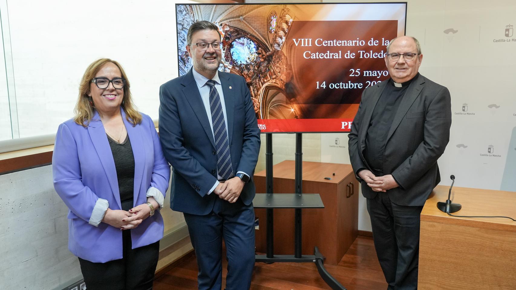 El consejero de Educación, Cultura y Deportes, Amador Pastor, acompañado del deán de la Catedral, José Pedro González; y la viceconsejera de Cultura y Deportes, Carmen Teresa Olmedo, presentan la exposición.