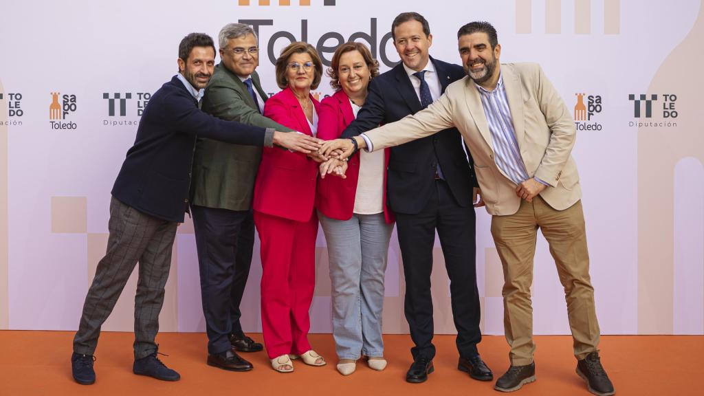 Autoridades, hosteleros y empresarios tras la presentación de 'Sabor Toledo'.