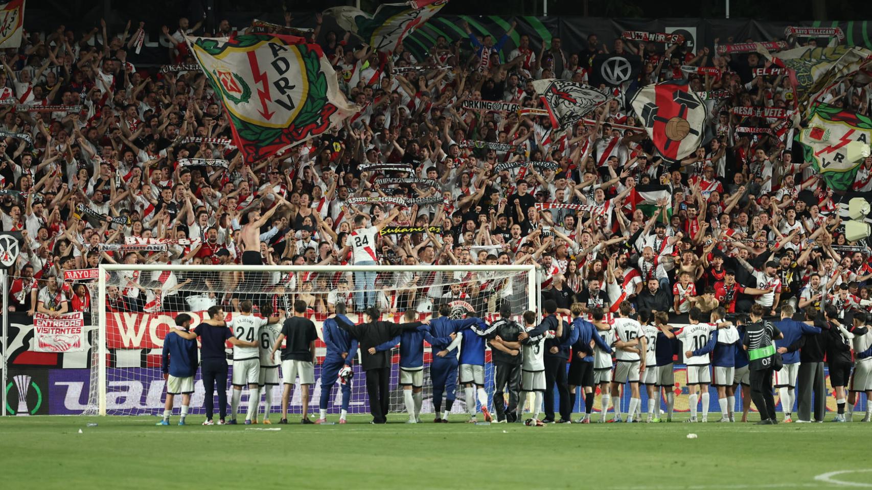 Los jugadores del Rayo Vallecano celebran con su afición la victoria contra el Estrasburgo.