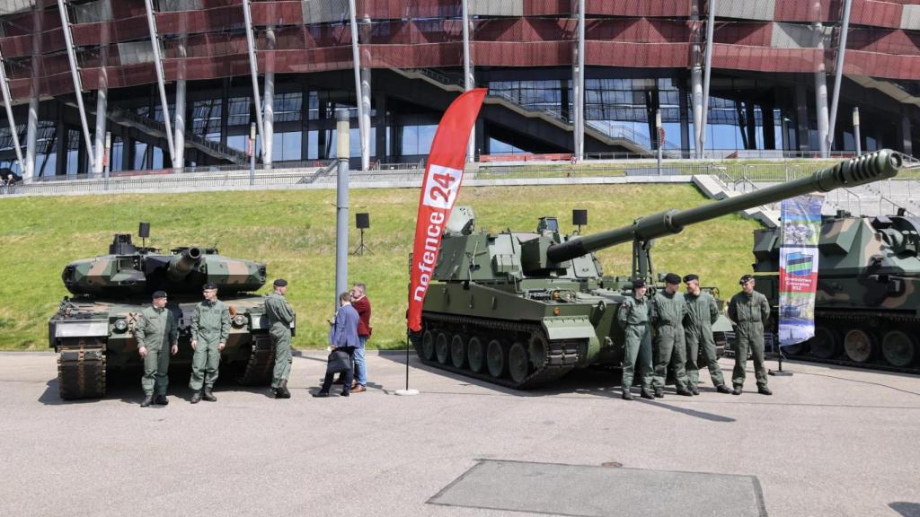 El obús K9 (derecha) y el tanque Leopard 2PL (izquierda) en la 2.ª edición de la Exposición del Ejército Polaco y la Industria de Defensa Polaca, en el marco de la 8.ª edición de la conferencia Defence24 Days, celebrada en el Estadio Nacional PGE de Varsovia.