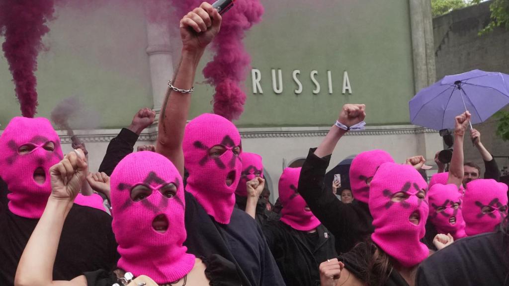 Pussy Riot y Femen boicotean el pabellón ruso en Venecia.