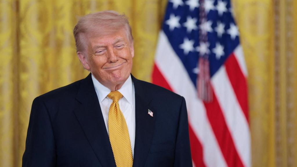 Donald Trump asiste a un acto con motivo del Día de las Madres Militares en el Salón Este de la Casa Blanca.
