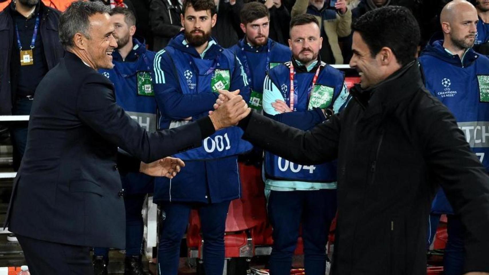 Arteta y Luis Enrique se saludan antes de un partido.