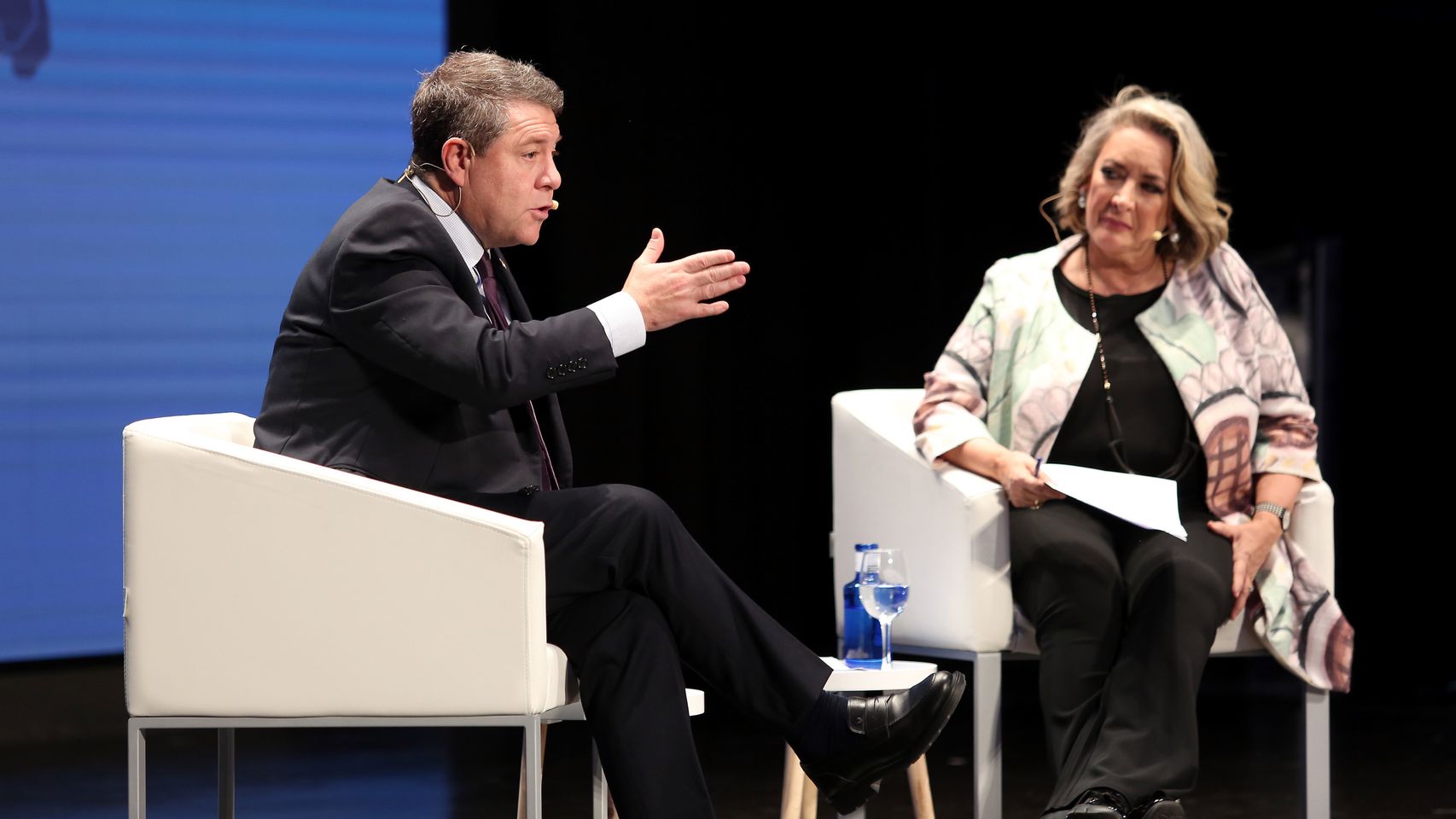 Emiliano García-Page, presidente de Castilla-La Mancha, y Esther Esteban, presidenta ejecutiva de EL ESPAÑOL - EL DIGITAL CLM.