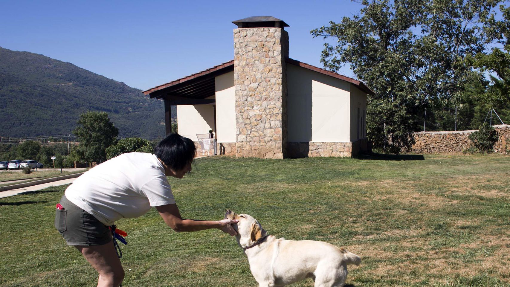 Un turista en una casa rural.