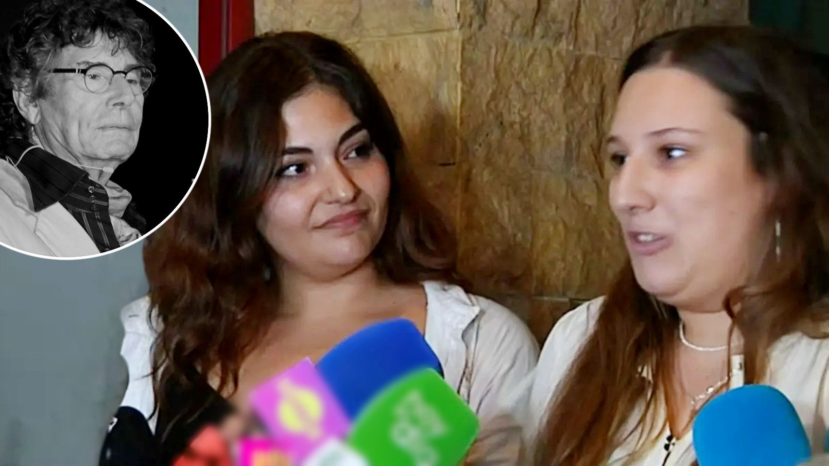 Las hijas del periodista, a las puertas de la capilla ardiente.