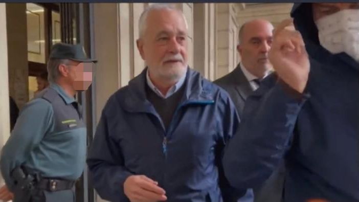 José Antonio Griñán, en una imagen de archivo, tras recoger la notificación de su condena de inhabilitación.