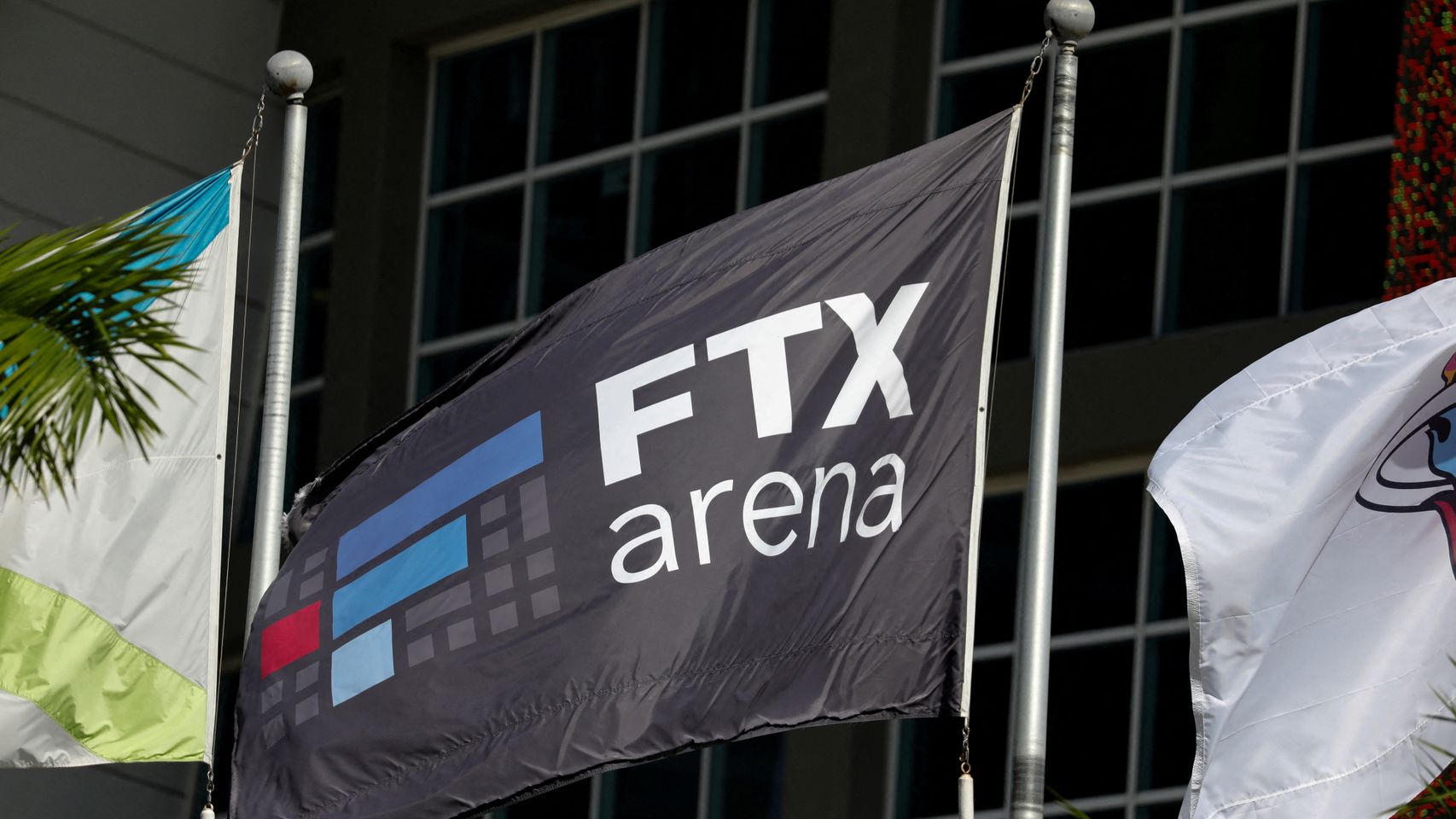 Bandera con el logo de FTX en el FTX Arena de Miami, Estados Unidos.