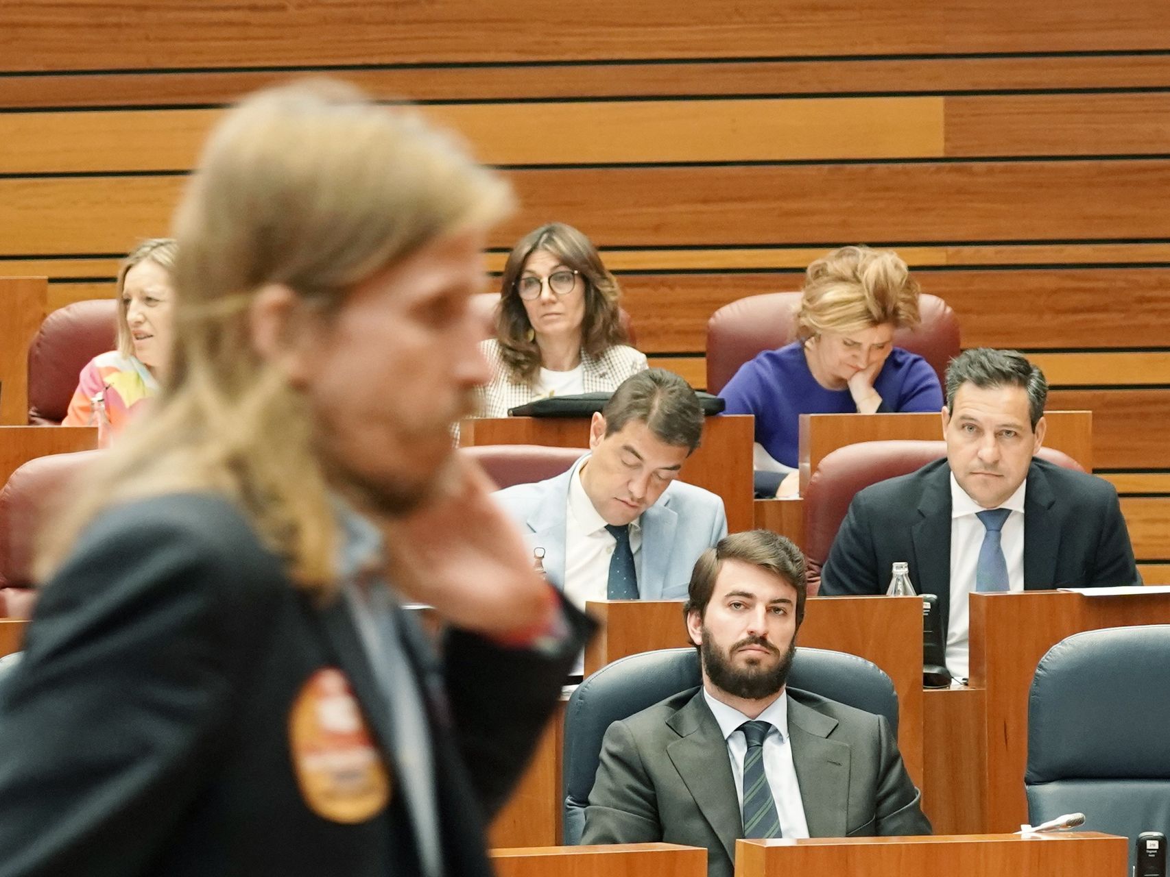 El vicepresidente de la Junta, Juan García-Gallardo, observa al procurador de Unidas Podemos, Pablo Fernández, durante un pleno de las Cortes.