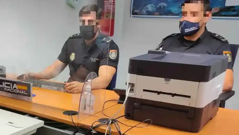 Dos agentes de la Policía Nacional de Alicante.