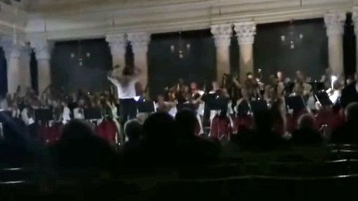 Imagen del concierto a oscuras en la Filarmónica Nacional de Ucrania. Foto: UkraineWorld/Twitter