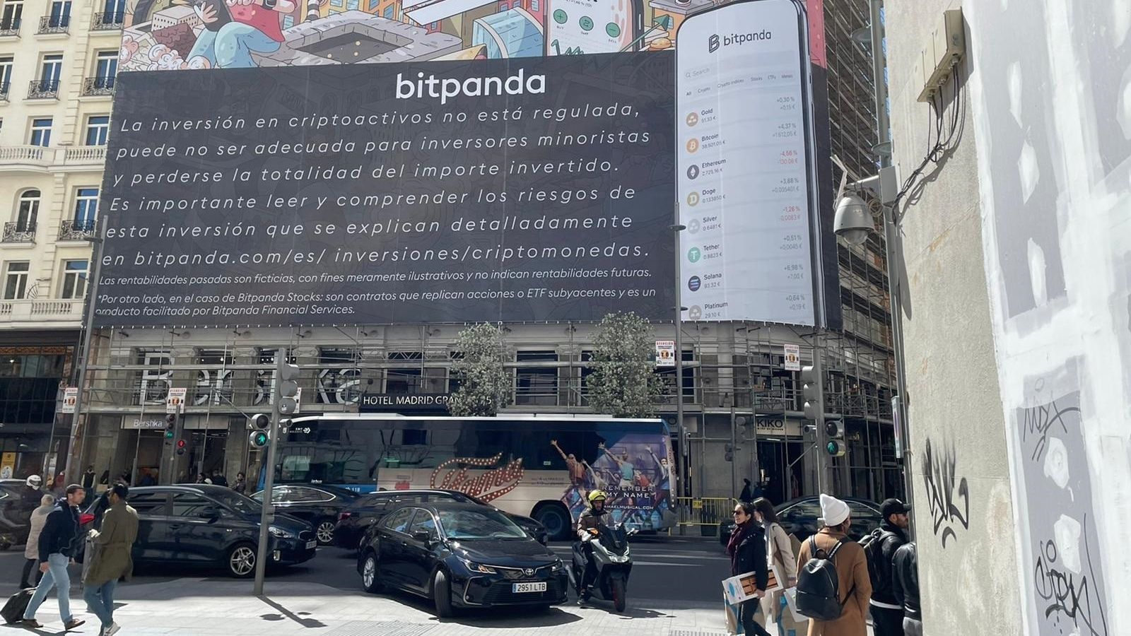Publicidad de Bitpanda en Gran Vía.