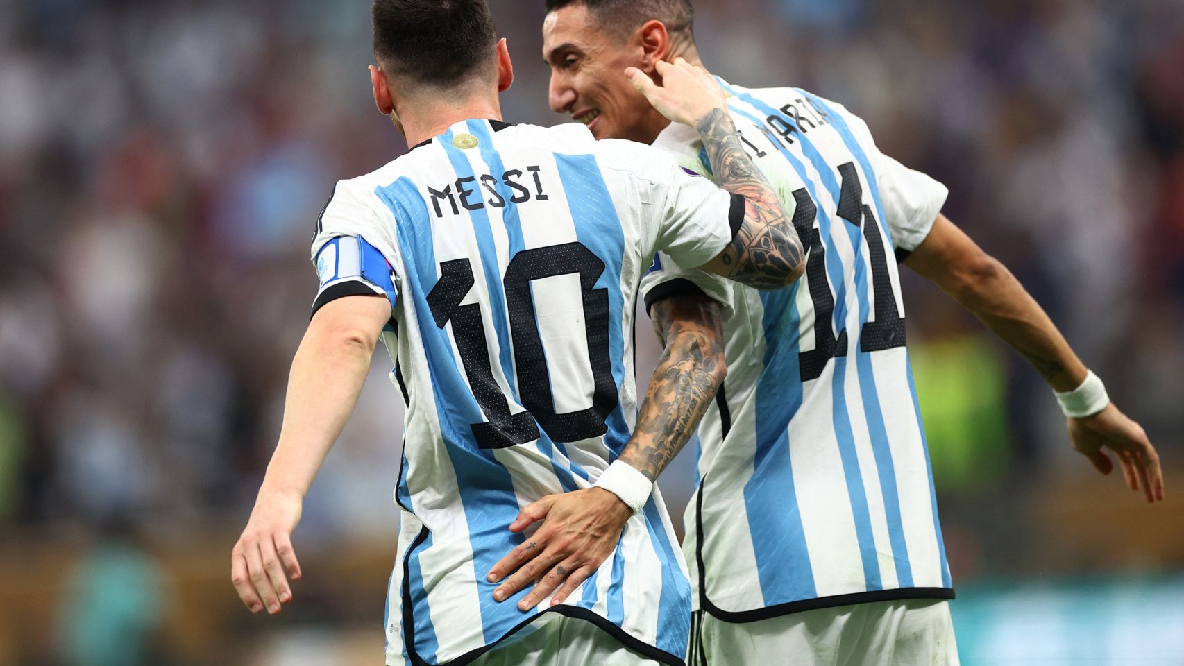Messi y Di María se felicitan tras el primer gol.