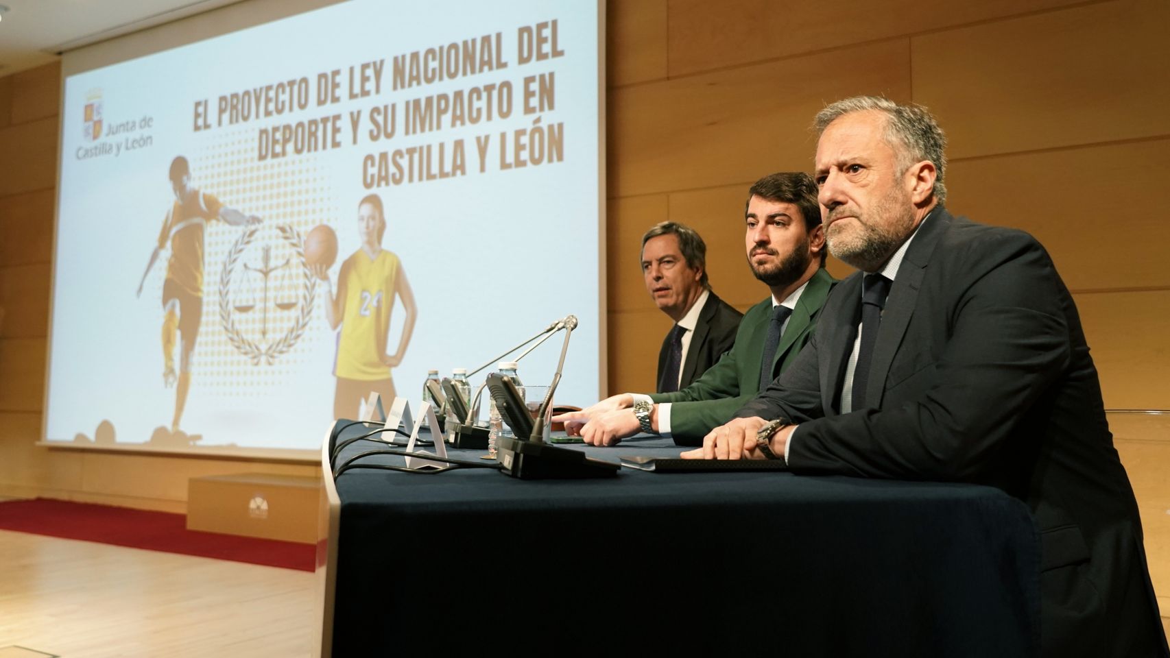 El vicepresidente de la Junta de Castilla y León, Juan García-Gallardo, inaugura la jornada jurídico-deportiva ‘El proyecto de ley nacional del deporte y su impacto en Castilla y León’, junto al presidente de las Cortes de Castilla y León, Carlos Pollán.
