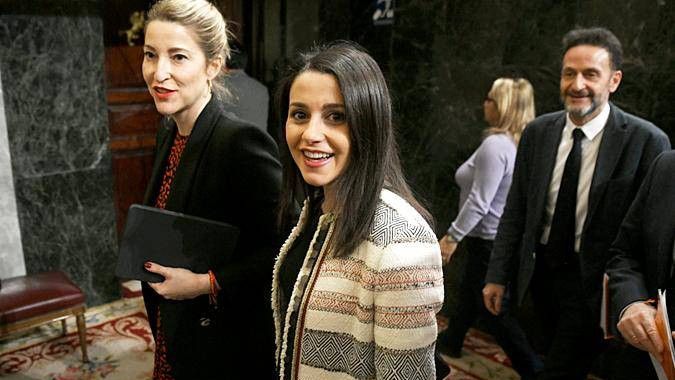 Inés Arrimadas, presidenta de Cs, entre María Muñoz, portavoz económica, y Edmundo Bal, portavoz parlamentario.