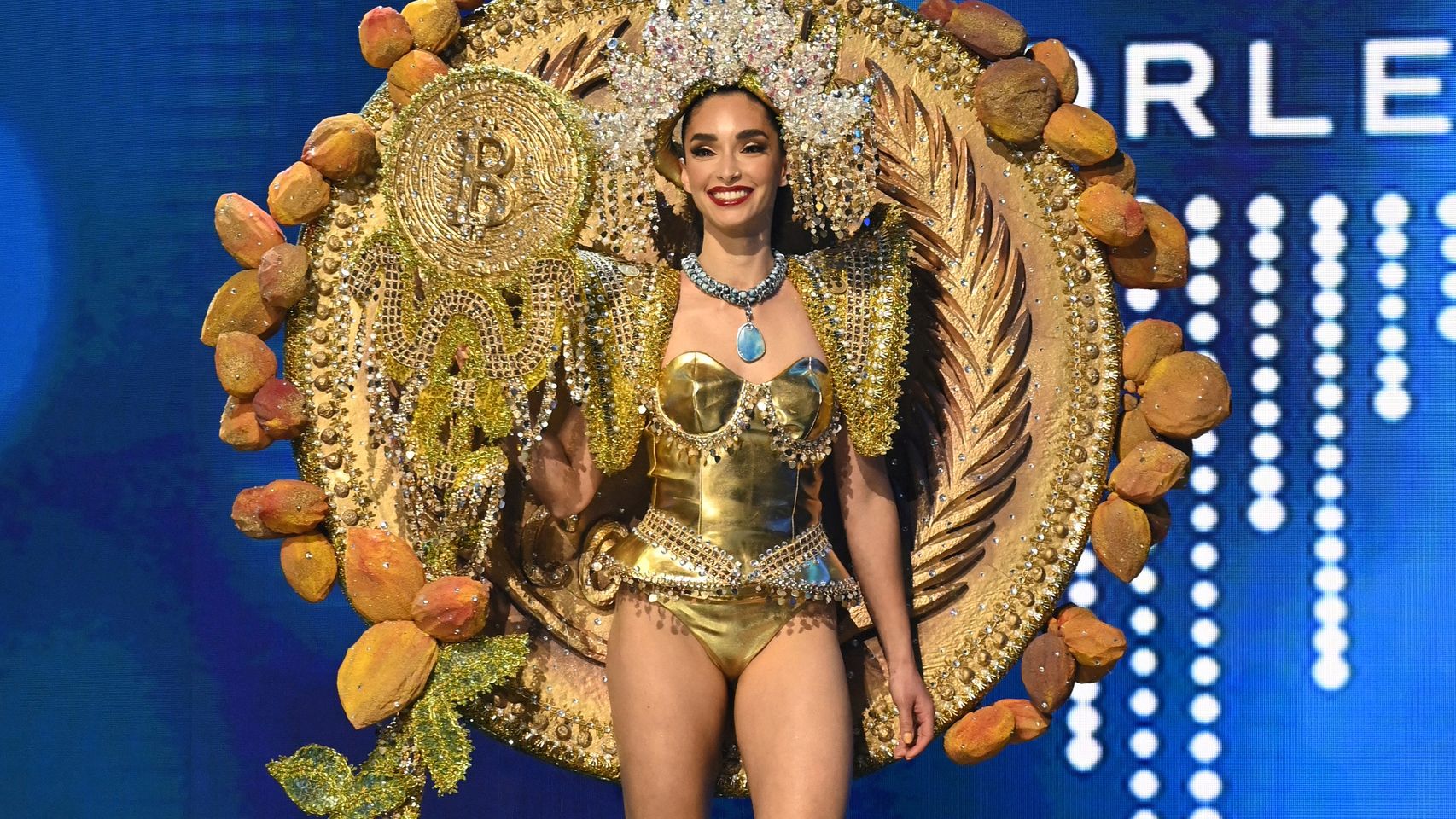 Alejandra Guajardo, representante de El Salvador en Miss Universo 2022, con un traje inspirado en la adopción del bitcoin por su país.