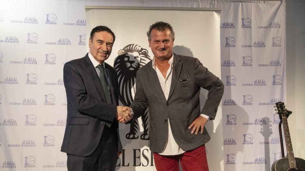 Pedro J. Ramírez y Koki Martí, durante la firma del acuerdo entre EL ESPAÑOL y Ciudad de la Raqueta