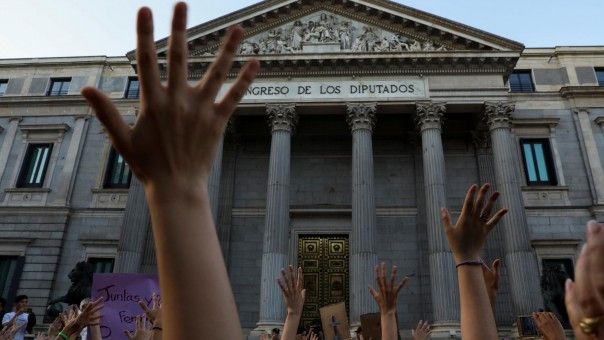 Manifestación frente al Congreso de los Diputados en protesta por la puesta en libertad bajo fianza de los cinco miembros de 'La Manada', el 22 de julio de 2018.