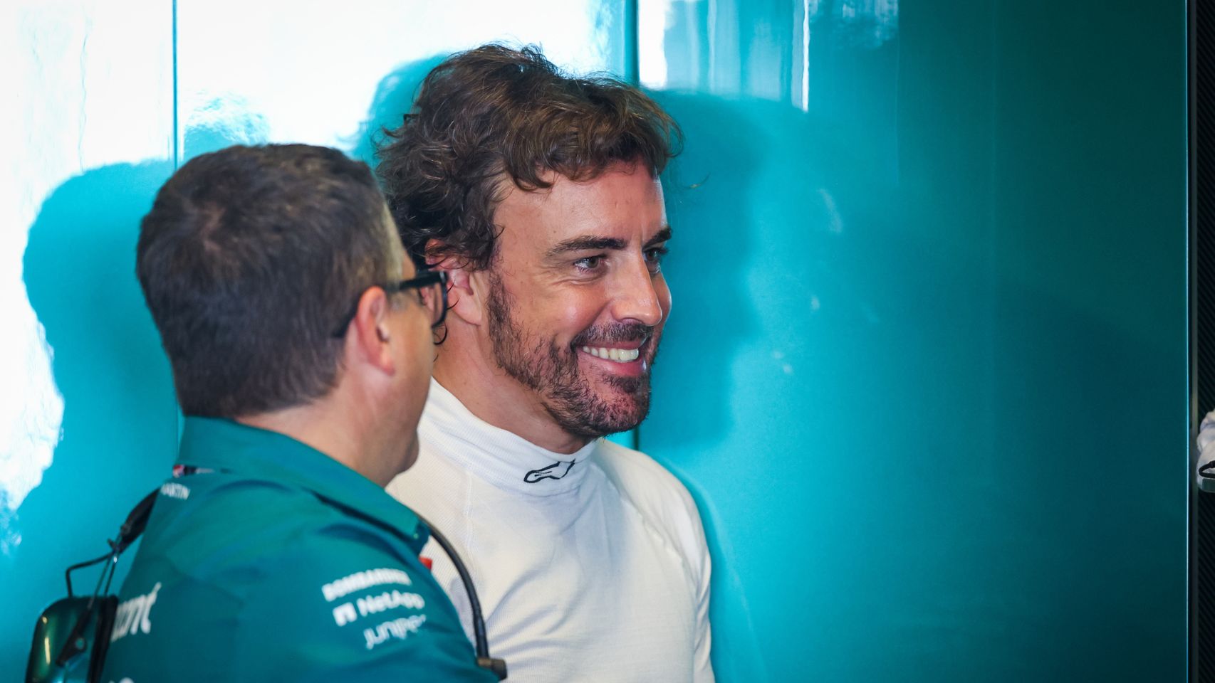 Fernando Alonso conversa con un mecánico de Aston Martin