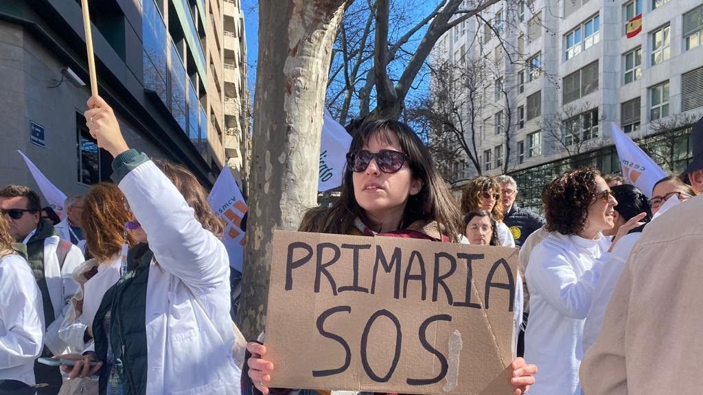 Médcios protestando frente a la Conselleria de Sanidad el pasado lunes.