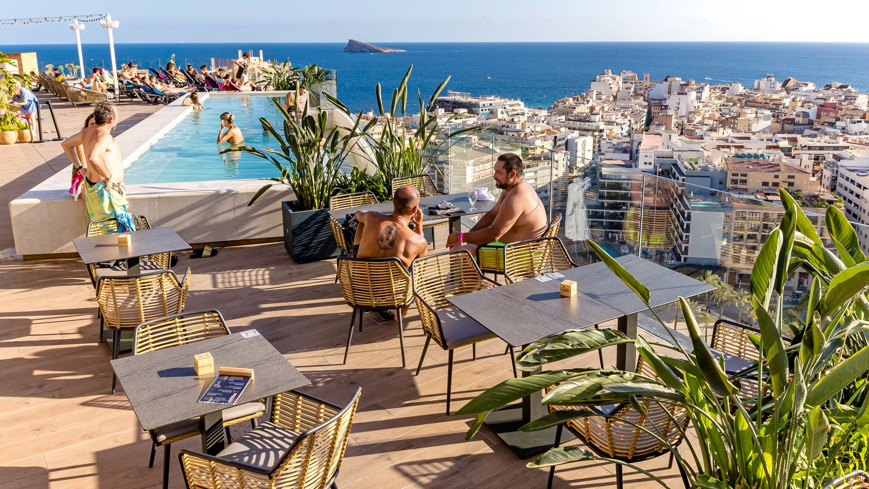Varios turistas disfrutan de la Costa Blanca alicantina.