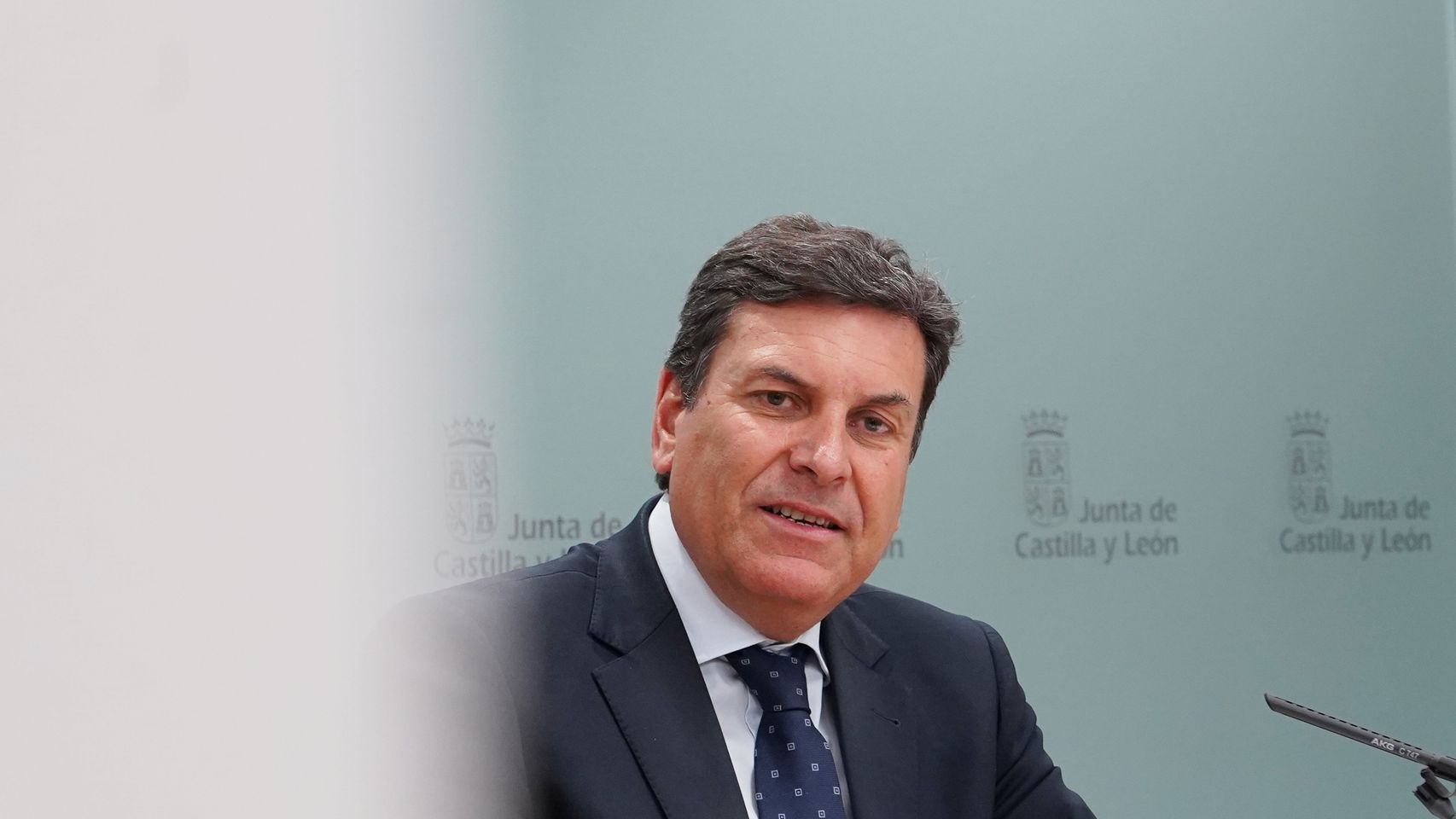 El consejero de Economía y Hacienda y portavoz, Carlos Fernández Carriedo, comparece en rueda de prensa posterior al Consejo de Gobierno.