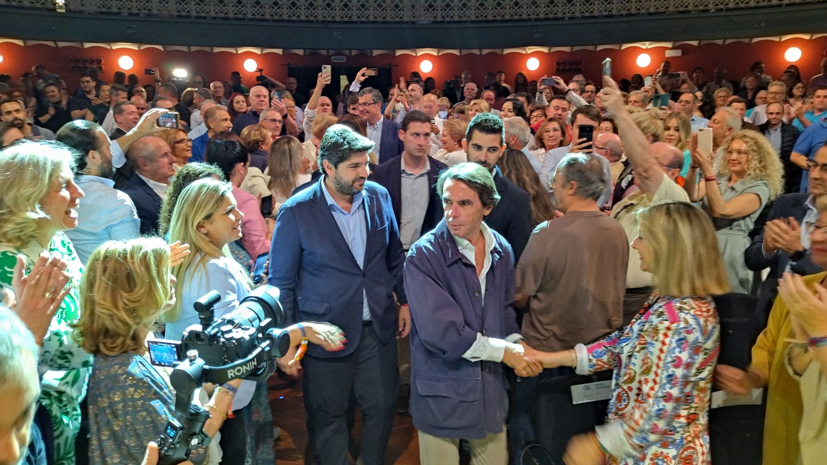 José María Aznar, este domingo, a su llegada al Teatro Circo de Murcia, junto a Fernando López Miras.