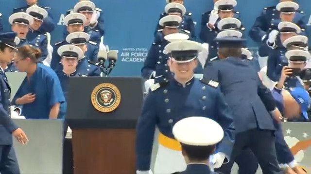 Vídeo de la caída de Joe Biden.