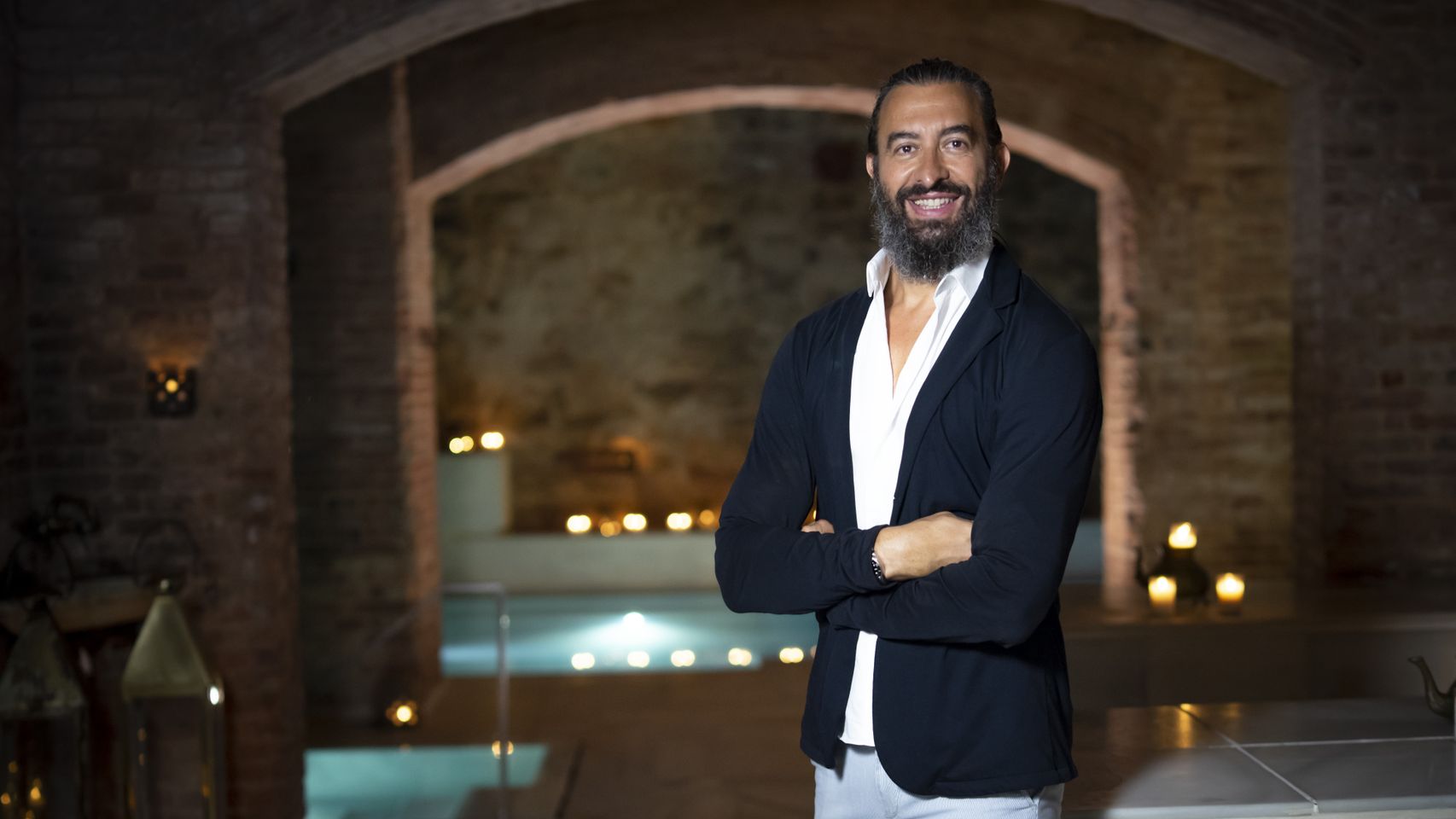 Armando Prados, posando en uno de los baños árabes de AIRE Ancient Baths.