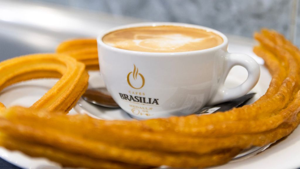 Un café clásico con churros