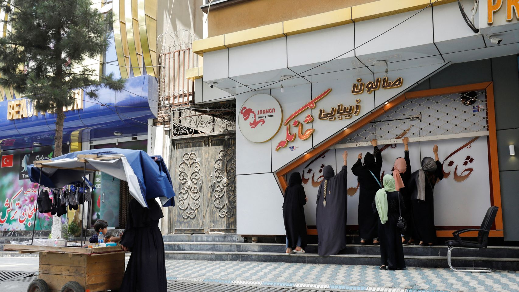 Esteticistas afganas cierran su salón de belleza en Kabul, Afganistán.