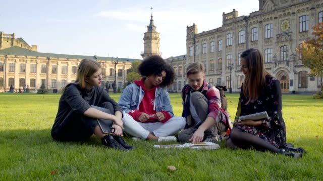 Imagen de archivo de estudiantes en la universidad de Harvard