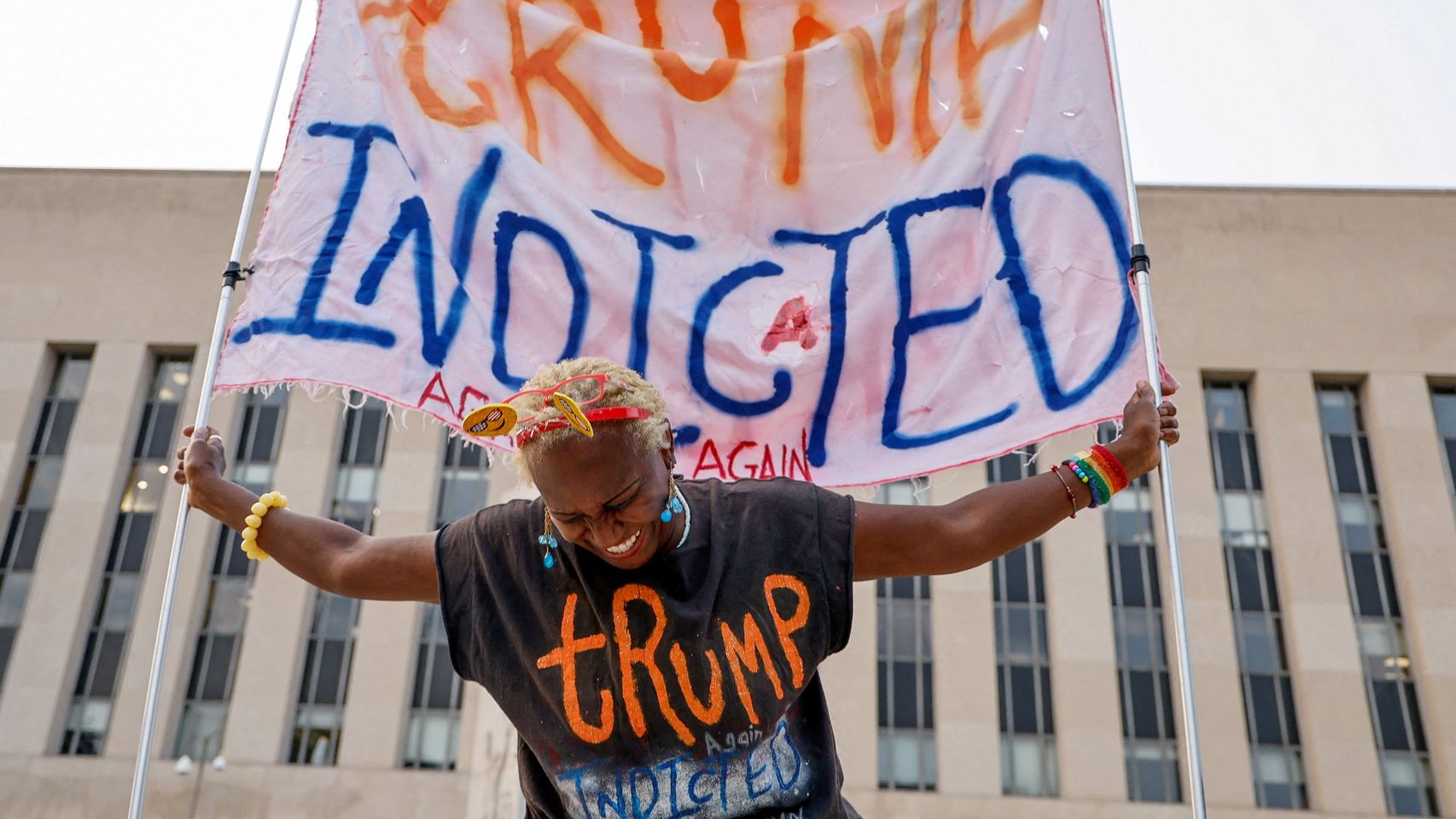 Una manifestante sostiene una pancarta frente al tribunal federal donde se ha imputado a Trump, el martes.