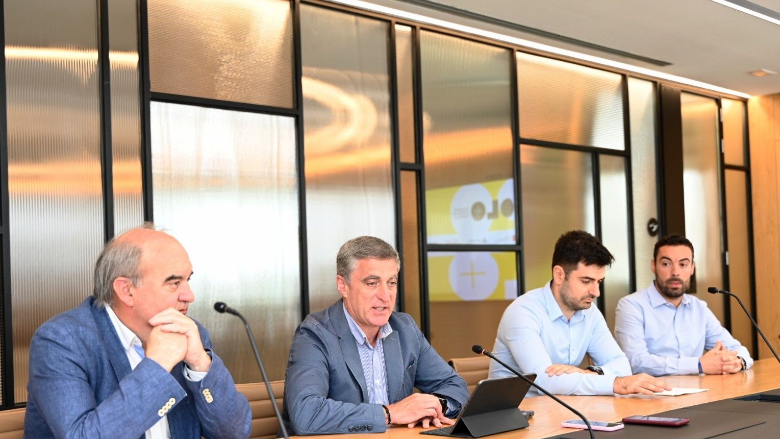Responsables de POLO Positivo junto a los ganadores del III Desafío Raúl Castillo y Javier Robador, en el acto en que se dio a conocer al proyecto ganador.