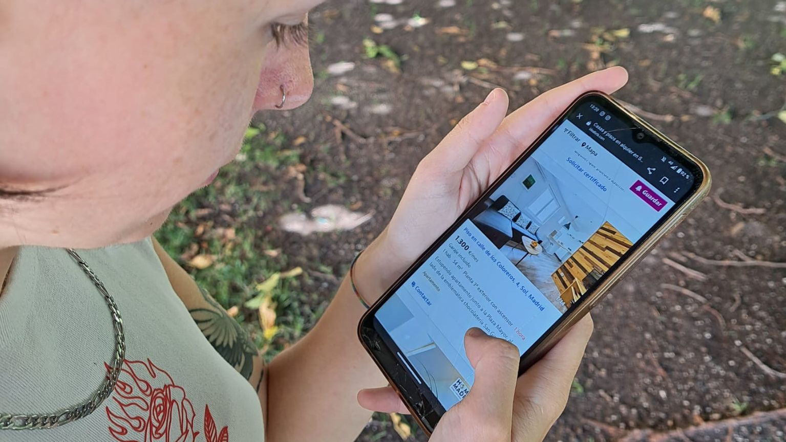 Imagen de una chica buscando un piso compartido en una foto de archivo.